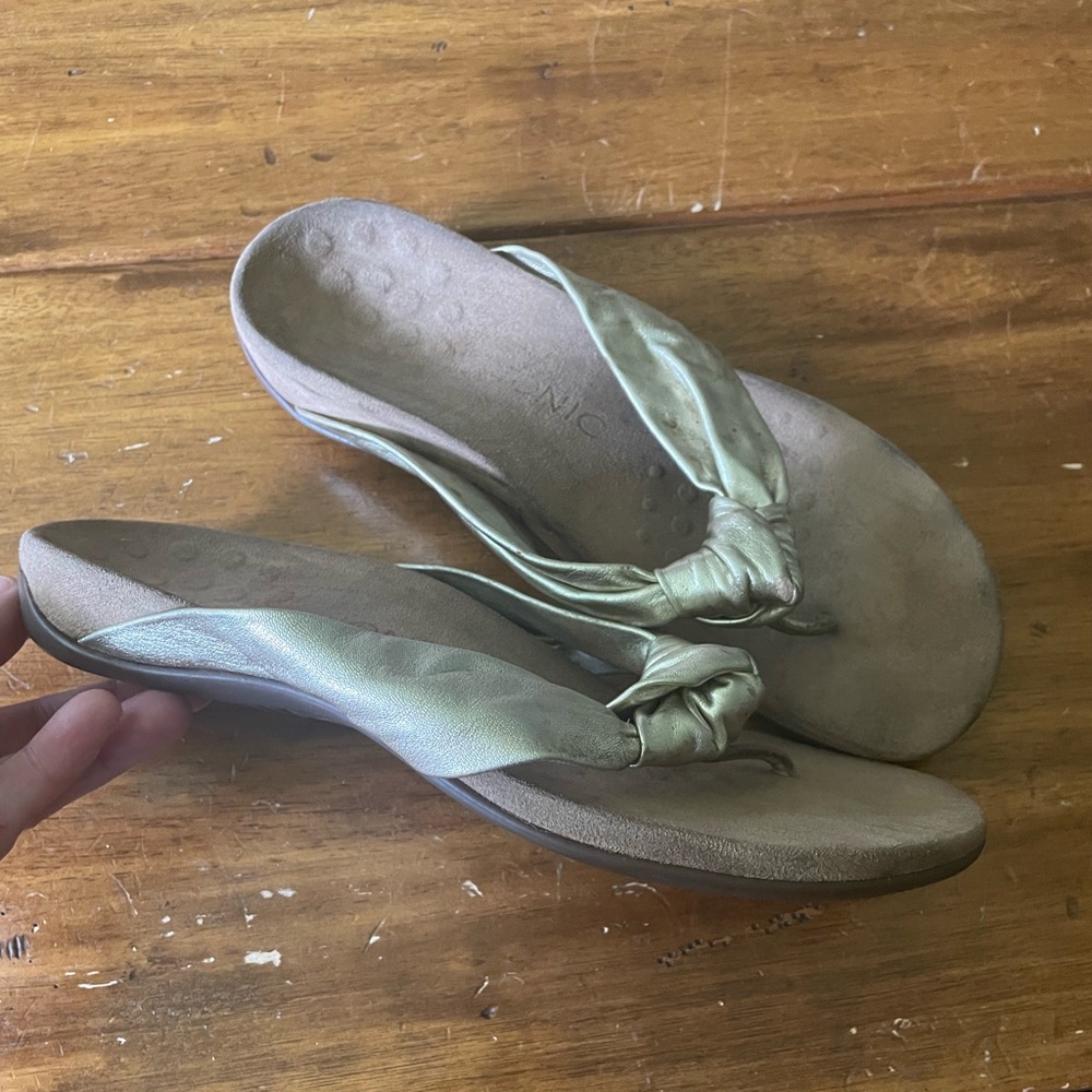 Vionic Orthaheel Pippa Metallic Gold Knot Flip Flop Sandals Size 8.5